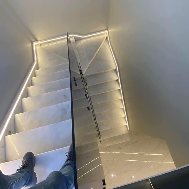 Escalier en Marbre Moderne avec Éclairage LED
