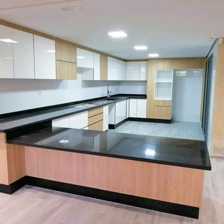 Cuisine moderne avec plans de travail en granit noir
