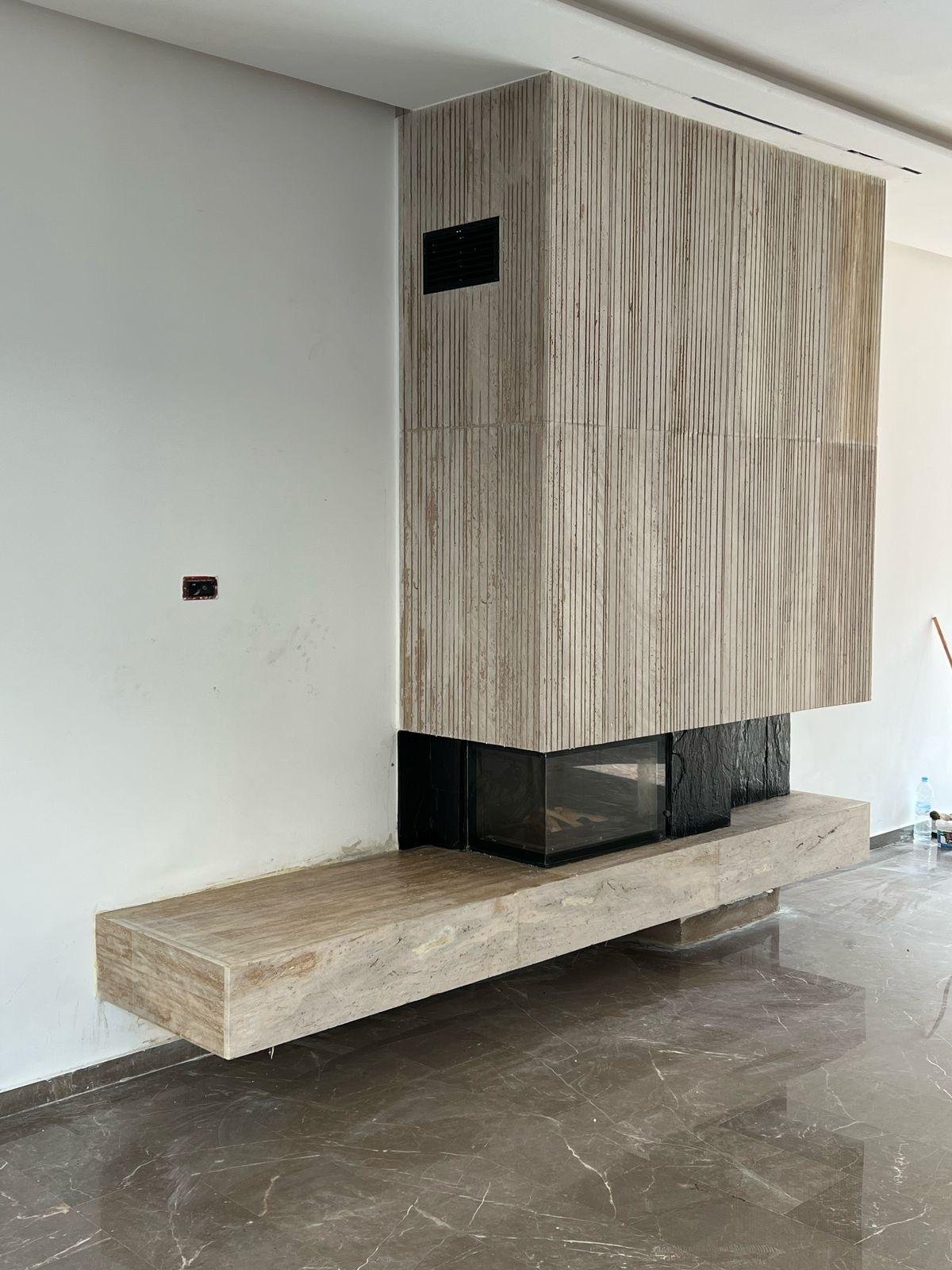 Cheminée moderne en travertin flûté